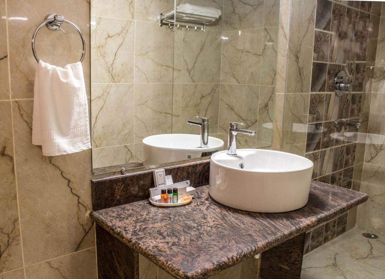 Отель Lav Kush International Варанаси Экстерьер фото